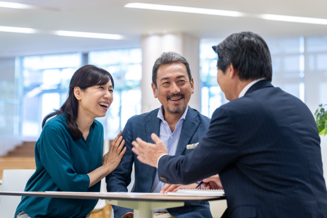 空き家について相談する様子