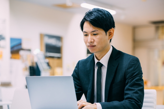 パソコンで相談対応をする担当者